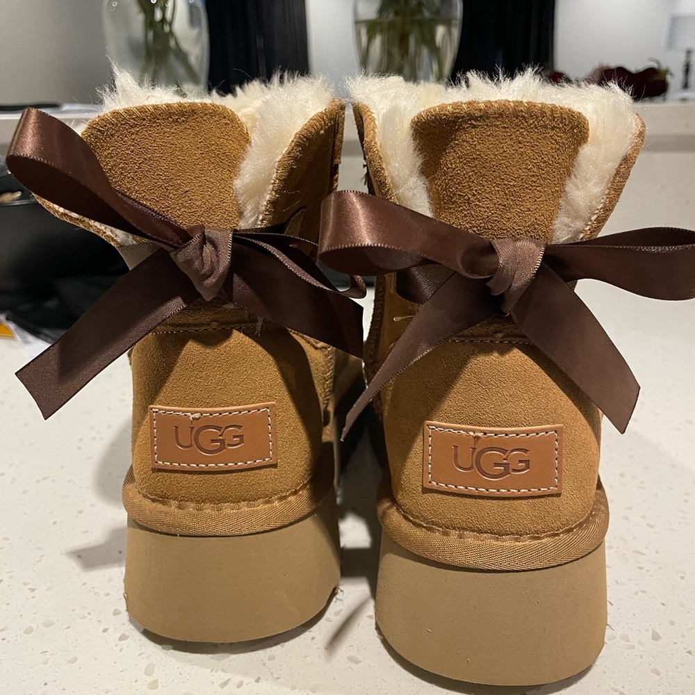 MINI BAILEY BOW II UGG BRAND NEW NEVER WORN SZ 6